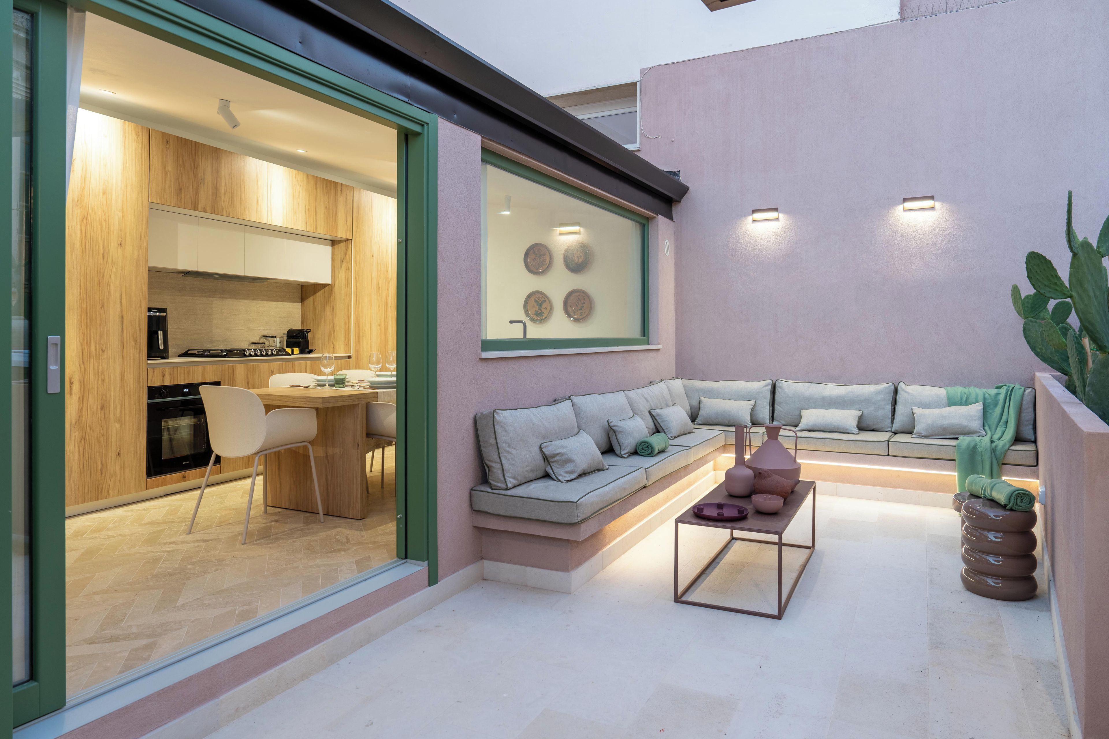 Un espacio moderno con cocina, sofá y una mesa de centro.