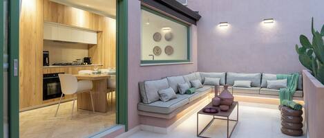 Un espacio moderno con cocina, sofá y una mesa de centro.