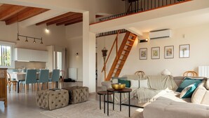 A spacious living area with a staircase, a dining area, and a kitchen. - Villa Calicanto con Jacuzzi Riscaldata (Modica)