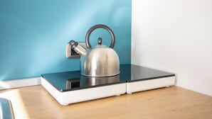 Una tetera sobre una cocina de inducción moderna.