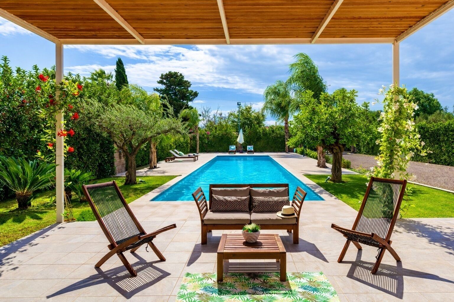 Vista frontal de la propiedad