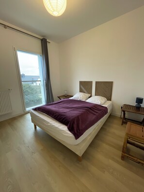 4 habitaciones, escritorio y tabla de planchar con plancha 