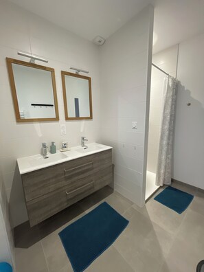 Dusche, Haartrockner, Seife, Toilettenpapier