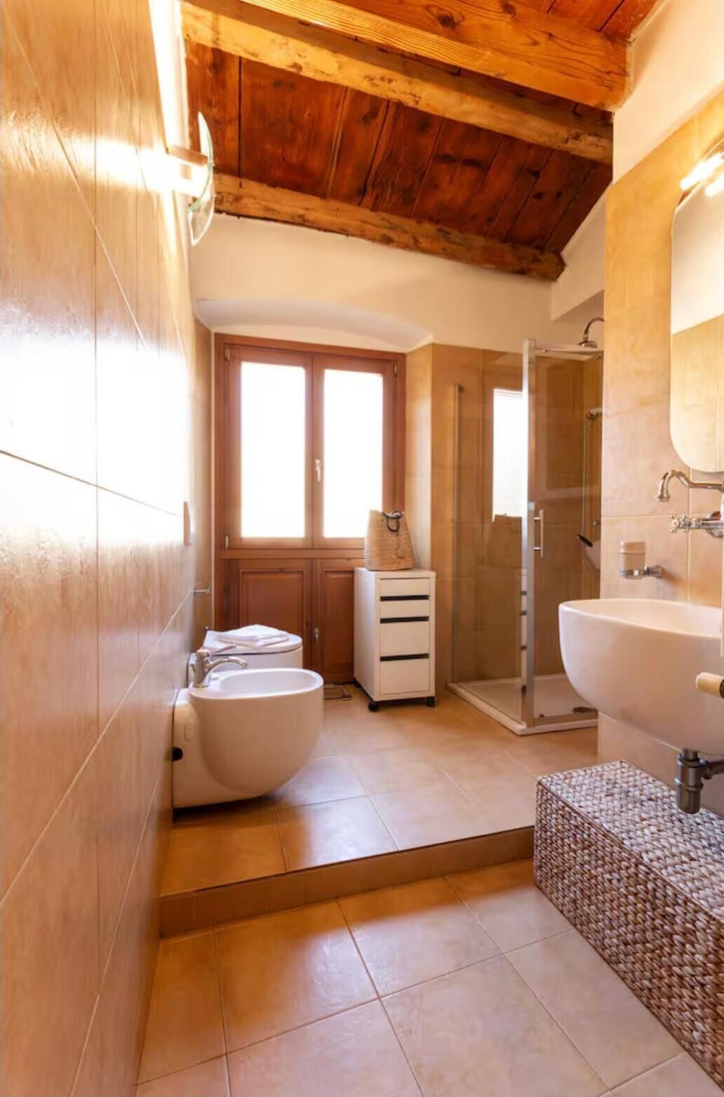Douche, sèche-cheveux, bidet, serviettes fournies