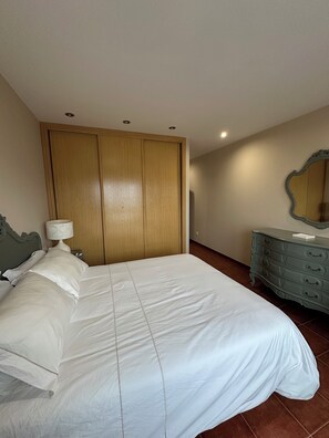 3 chambres, fer et planche à repasser, Wi-Fi, literie fournie