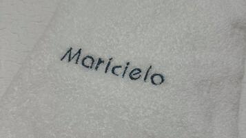 Douche, sĂšche-cheveux, serviettes fournies, savon