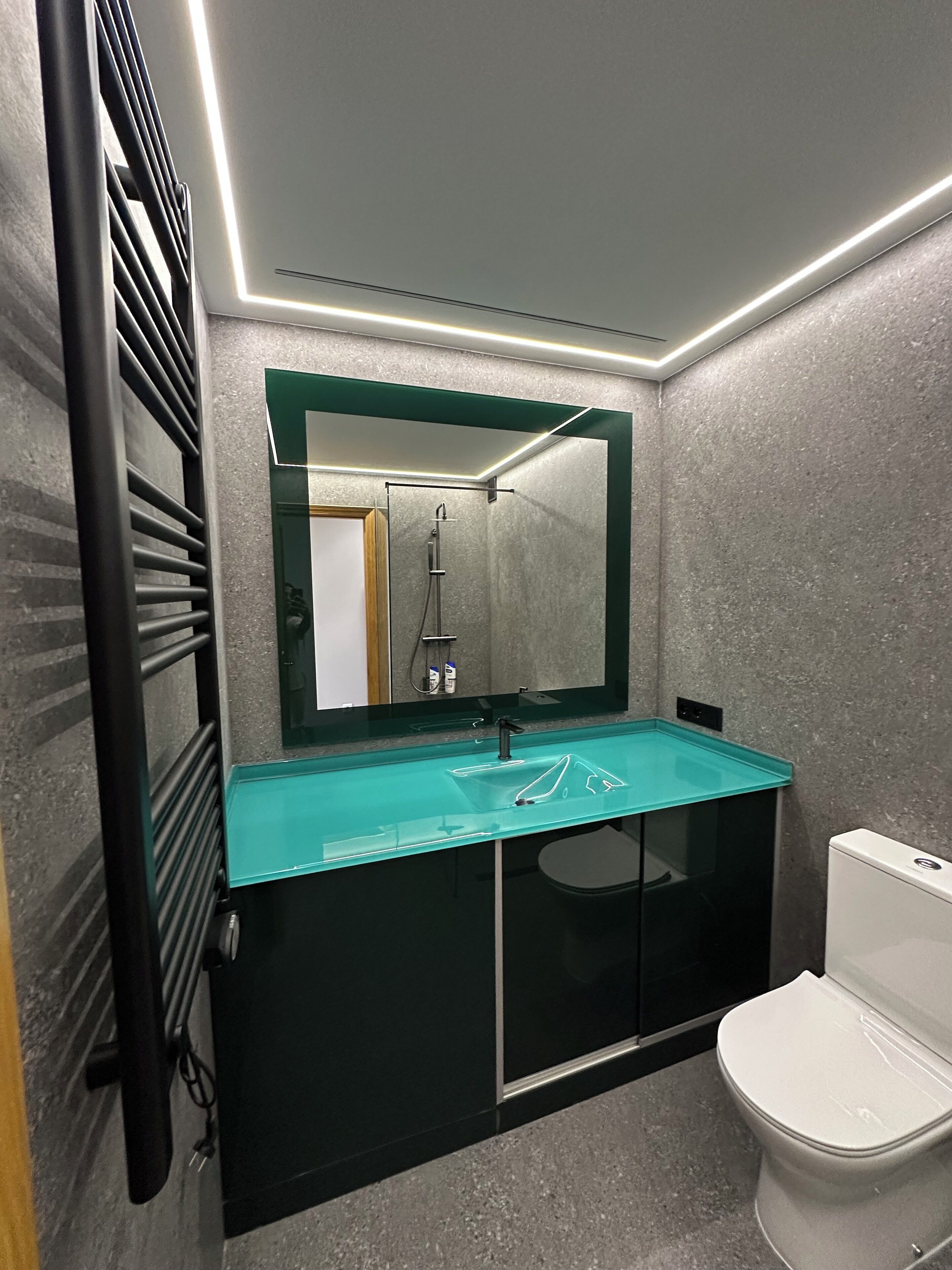 Douche, sèche-cheveux, serviettes fournies, savon