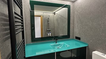 Douche, sĂšche-cheveux, serviettes fournies, savon