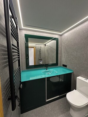 Douche, sèche-cheveux, serviettes fournies, savon