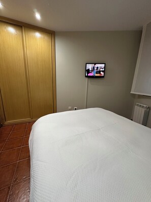 3 bedrooms, iron/ironing board, WiFi, bed sheets - Unbeatable location, first line of the beach in the middle of Silgar promenade. (sanxenxo)