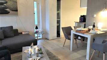 Una televisión, una mesa de tenis de mesa