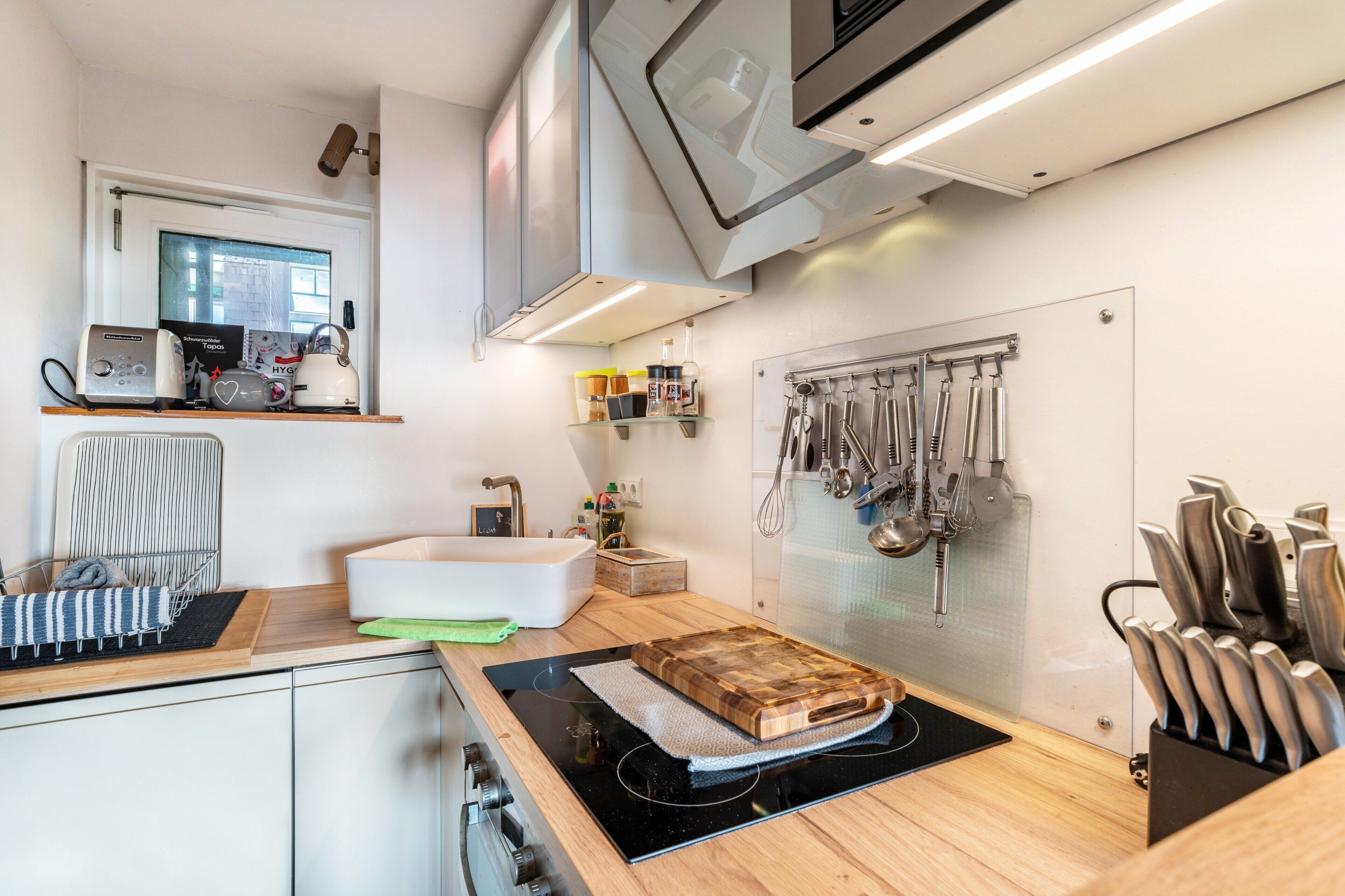 Een koelkast, een magnetron, een oven, een kookplaat