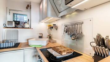 Een koelkast, een magnetron, een oven, een kookplaat