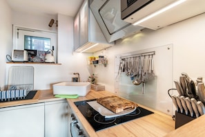 Frigorífico, microondas, horno y placa de cocina
