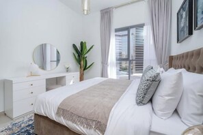 Luxury Apartment, Balcony, City View - Vogue | Downtown near Dubai Mall | Burj Khalifa (Dubai)