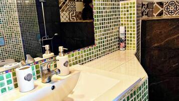 Douche, sĂšche-cheveux, serviettes fournies, savon