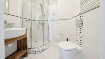 Leilighet, balkong, byutsikt (334) | Bad | Dusj og håndklær