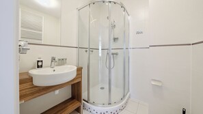 Apartamento, balcón, vistas a la ciudad (334) | Baño | Ducha y toallas