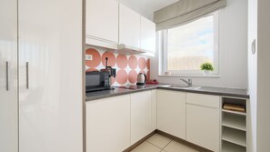 公寓, 陽台, 城市景觀 (334) | 私人廚房 | 電冰箱、爐台、電熱水壺、鍋具/餐盤/廚房用品