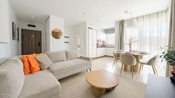 Apartment, Balcony, City View (334) | Living area | Flat-screen TV