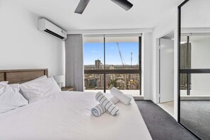 2 bedrooms, iron/ironing board, bed sheets - Lvl 30 - 2BRM Ocean Outlook Retreat (Surfers Paradise)