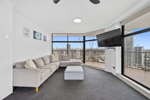 TV - Lvl 30 - 2BRM Ocean Outlook Retreat (Surfers Paradise)