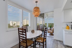 Dining - Vanderbilt Landings - only steps to the Beach! (Naples)