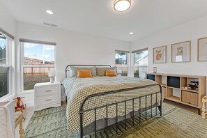 3 bedrooms, iron/ironing board, WiFi, bed sheets - Ocean Breeze-Charming, 3 bedroom 2 bath home in old town Bodega Bay (Bodega Bay)