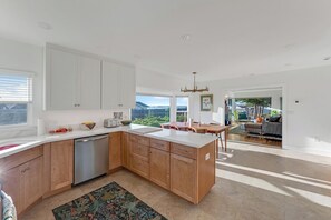 Fridge, microwave, oven, stovetop - Ocean Breeze-Charming, 3 bedroom 2 bath home in old town Bodega Bay (Bodega Bay)