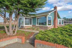 Exterior - Ocean Breeze-Charming, 3 bedroom 2 bath home in old town Bodega Bay (Bodega Bay)