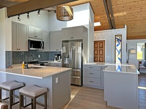 Refrigerador, microondas, horno y parrilla de estufa 