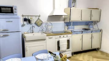 Jääkaappi, mikroaaltouuni, uuni, liesi