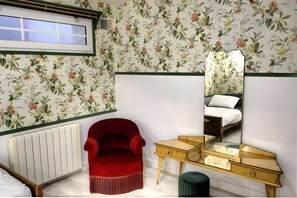 Planxa i posts de planxar, wifi i roba de llit 