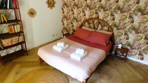 Tabla de planchar con plancha, wifi y ropa de cama 