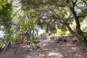 Children’s area - La rose & le loup, eco-vintage cottage in the Préalpes d'Azur (Spéracèdes)