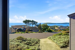 Interior - Lucky Heron-Breathtaking ocean and golf course views. (Bodega Bay)