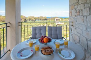 Outdoor dining - Aeolos Zante Villas -Surrounded by nature in Vasilikos, Zakynthos! (Vasilikos)