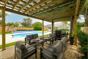 Outdoor dining - Two Homes, Two Courts, One Unforgettable Getaway (Jacksonville Beach)