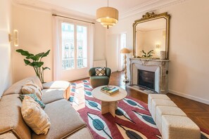 Living area - Elegance and Charm in the Heart of Paris (Paris)