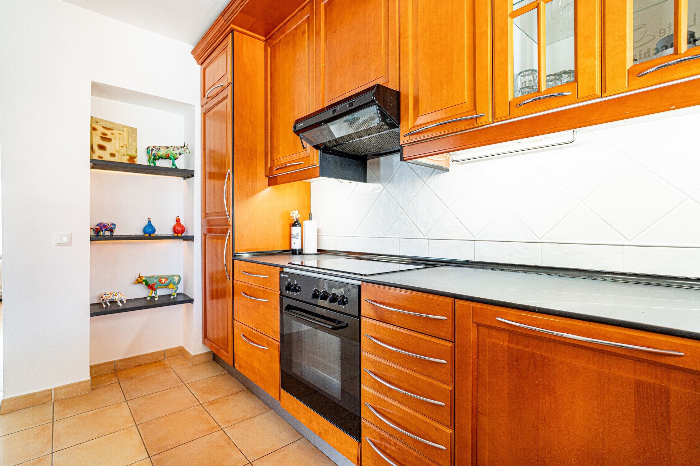 Lò vi sóng, máy rửa bát, dụng cụ pha cà phê/trà, ghế cao cho trẻ em 