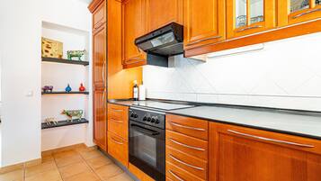 Lò vi sóng, máy rửa bát, dụng cụ pha cà phê/trà, ghế cao cho trẻ em