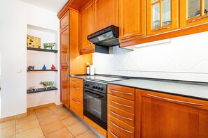 Mikrobølgeovn, oppvaskmaskin, kaffetrakter/tekoker og høy barnestol