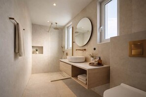 Dusche, Haartrockner, Handtücher, Seife