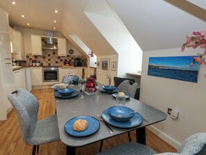 Dining - Harbour Reach 7 (Weymouth)