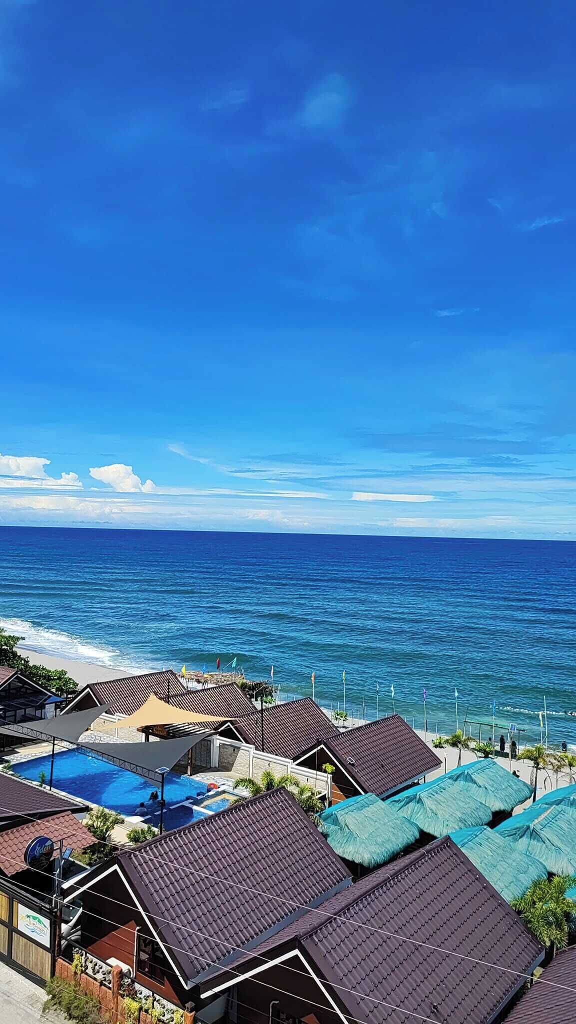 Trên bãi biển, cát trắng 