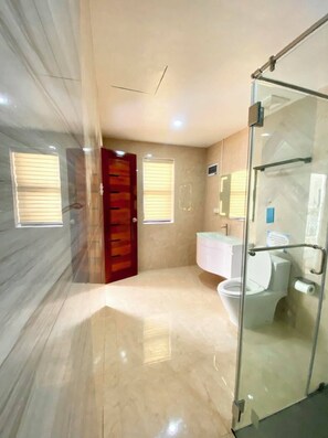 Suite monolocale Executive | Bagno | Doccia, asciugamani, sapone, shampoo
