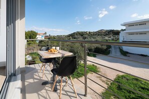 Outdoor dining - White Stone Apartment (Kremasti)