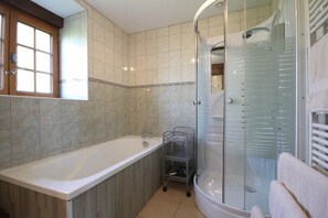 Regadera, toallas, papel de baño 