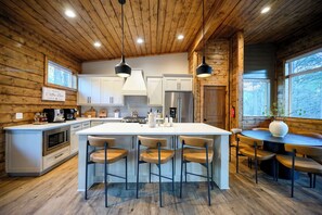 Fridge, microwave, oven, stovetop - Tree Top Views • 5 Outdoor Levels • Creek • Art Studio (Broken Bow)
