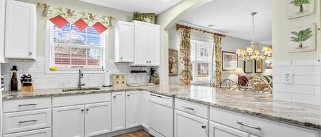 雪櫃、微波爐、焗爐、洗碗機